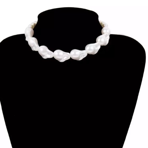 🌟 White Faux Baroque Pearl Choker Necklace - Picture 3 of 5
